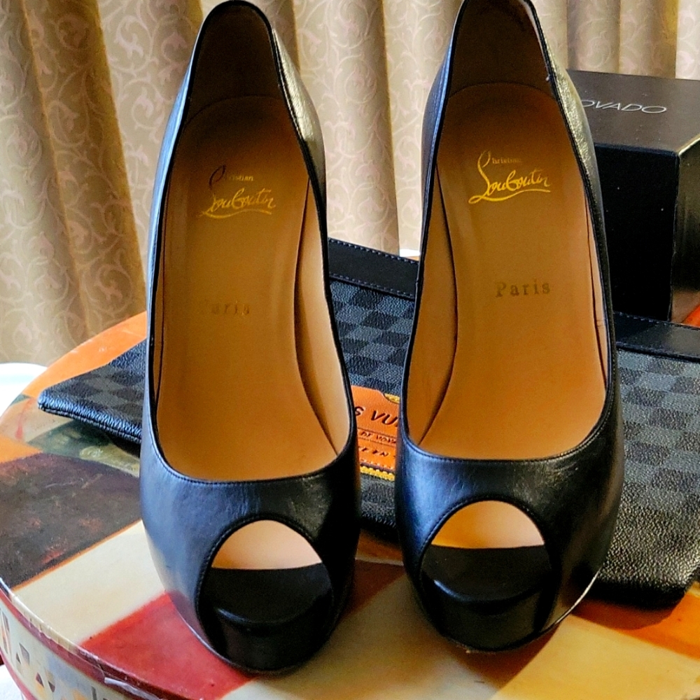 Louboutin black shoe